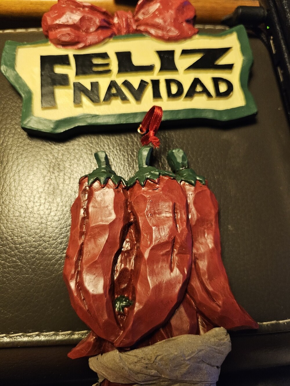 1998 HOUSE OF LLOYD FELIZ NAVIDAD RED PEPPER WALL PLAQUE